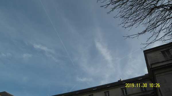 grand X dans le ciel à 10h36