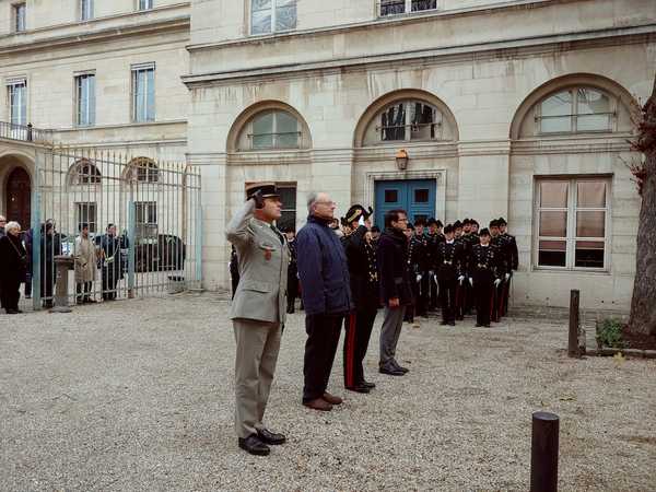 déposé par le colonel, Louis-Alain Roche le pdt d'X-Memo,un représentant des élèves, Loïc Rocard le pdt de l'AX  