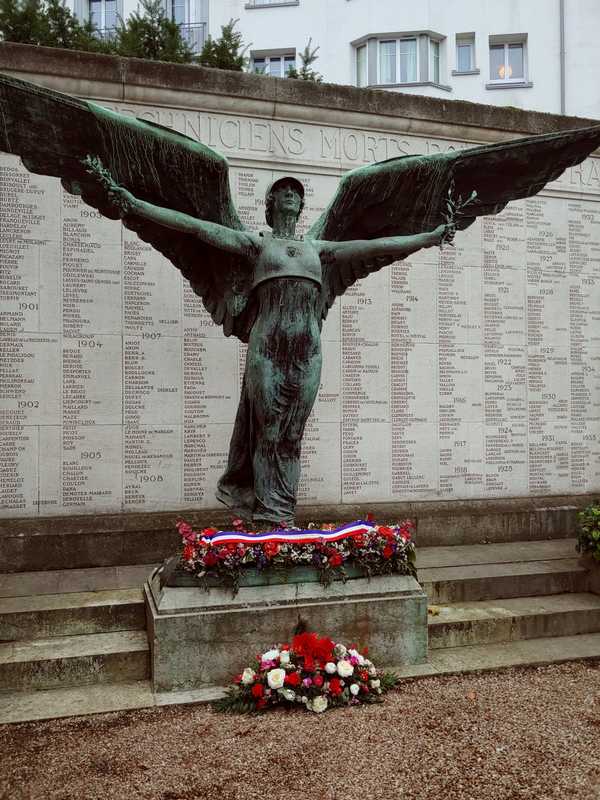 Au Monument aux X morts PLF : Gerbe offerte par l'AX