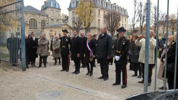 Au monument aux morts 21 r Descartes