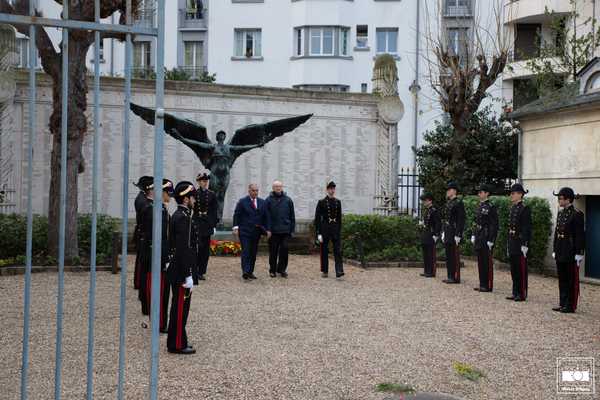 Marwan Lahoud(83) pdt de l'AX et Louis-Alain Roche(69) pdt d'X-Mémorial  et le détachement d'élèves, au Monument aux Morts dans l'enceinte de l'ancienne Ecole au 21 rue Descartes Paris 5è